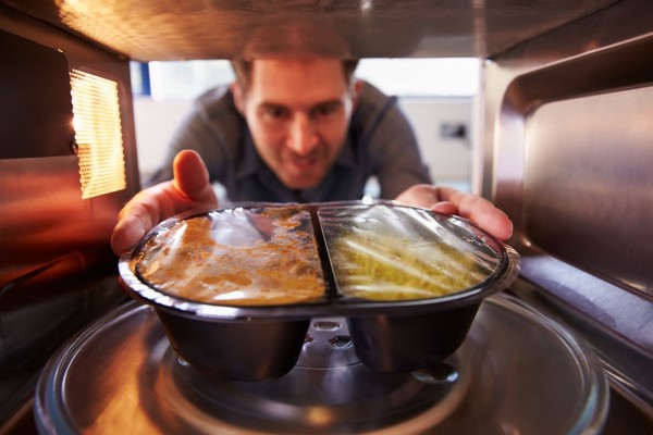 tips memanaskan makanan di microwave